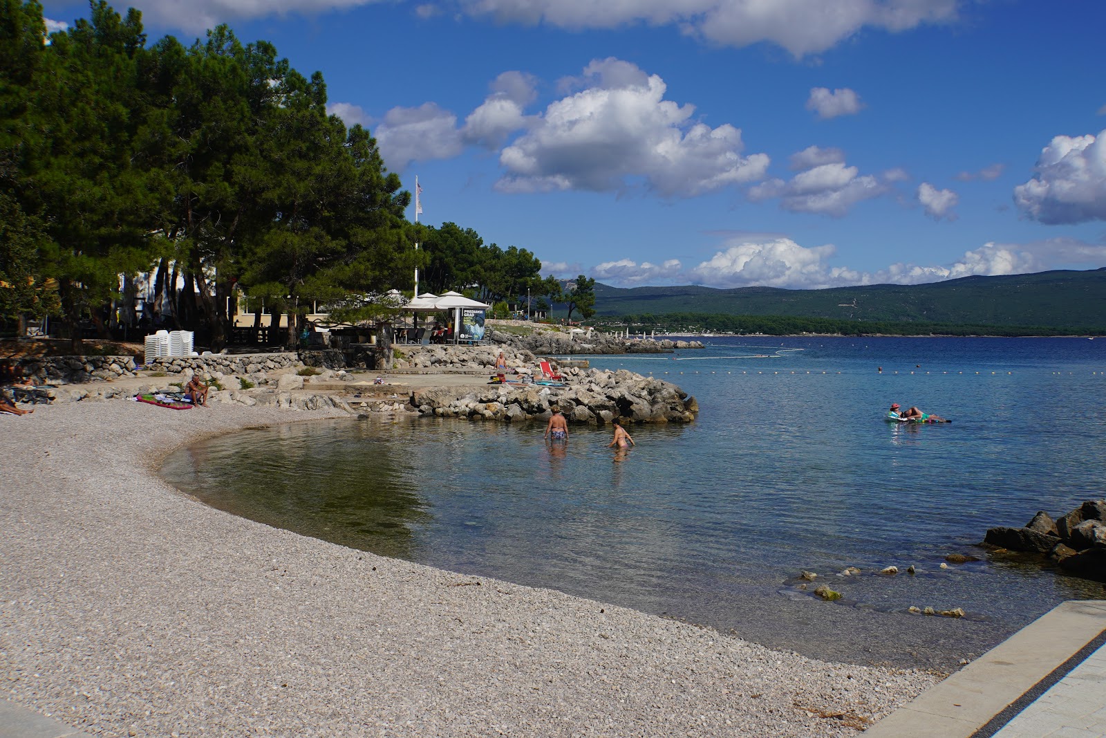 Foto von Karaka II beach mit beiger sand & kies Oberfläche