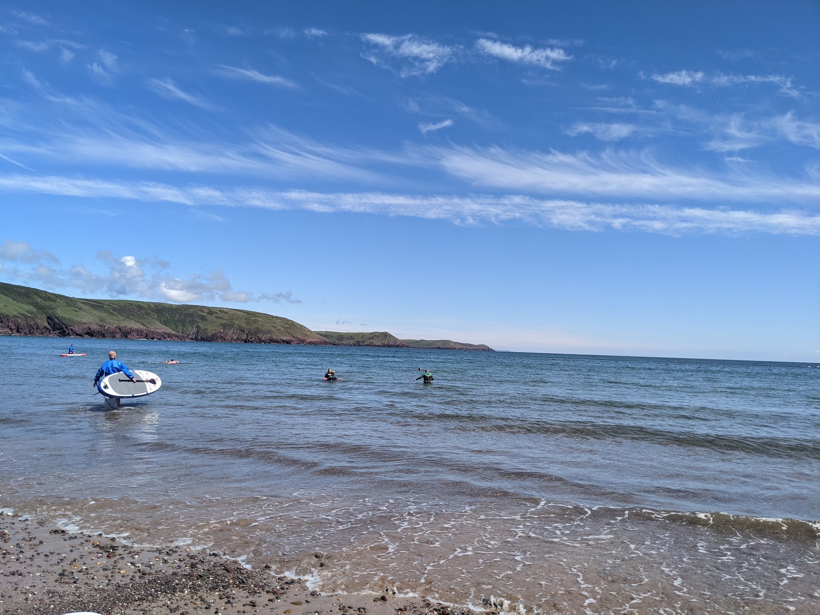 Photo de Freshwater East beach avec baie longue
