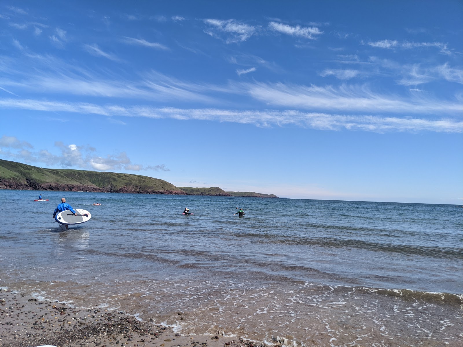 Photo de Freshwater East beach avec l'eau cristalline de surface