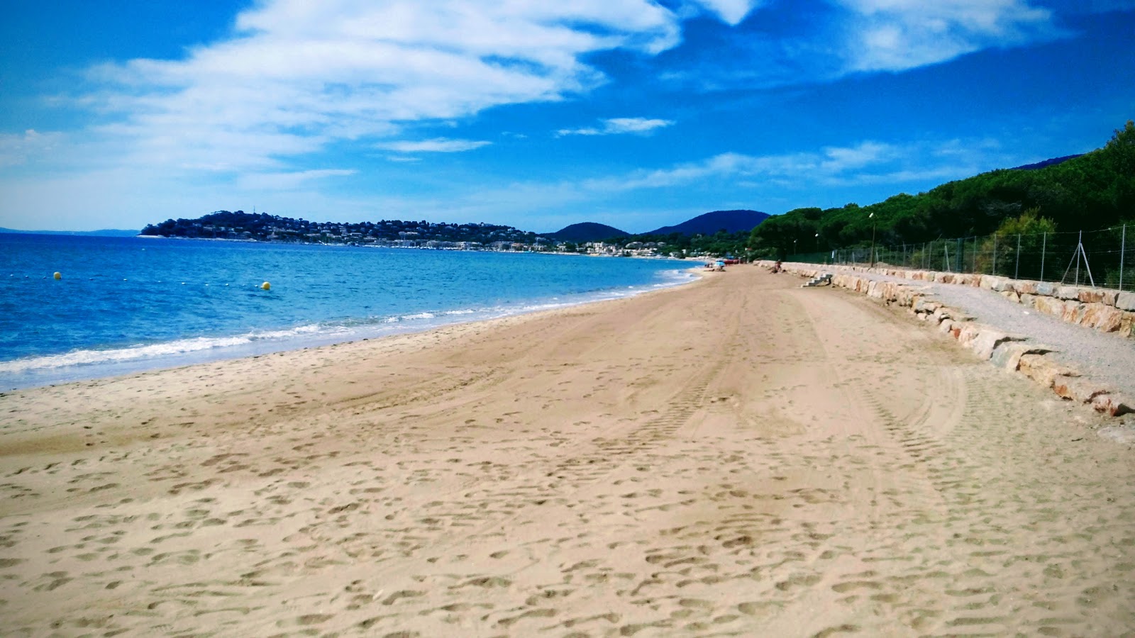 Foto von Plage de Cavalaire-sur-Mer mit heller feiner sand Oberfläche