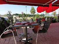 Atmosphère du Restaurant français Auberge du Port à Châteauneuf-sur-Loire - n°9