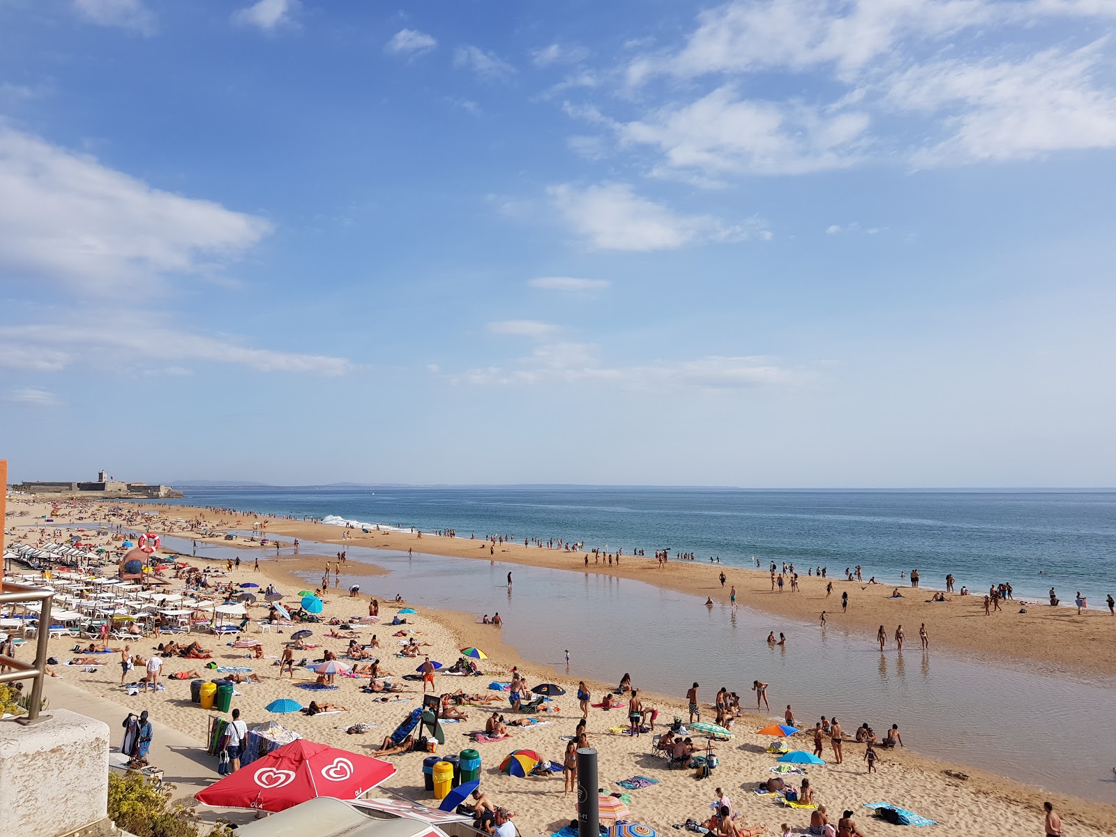 Foto af Carcavelos beach med lys fint sand overflade