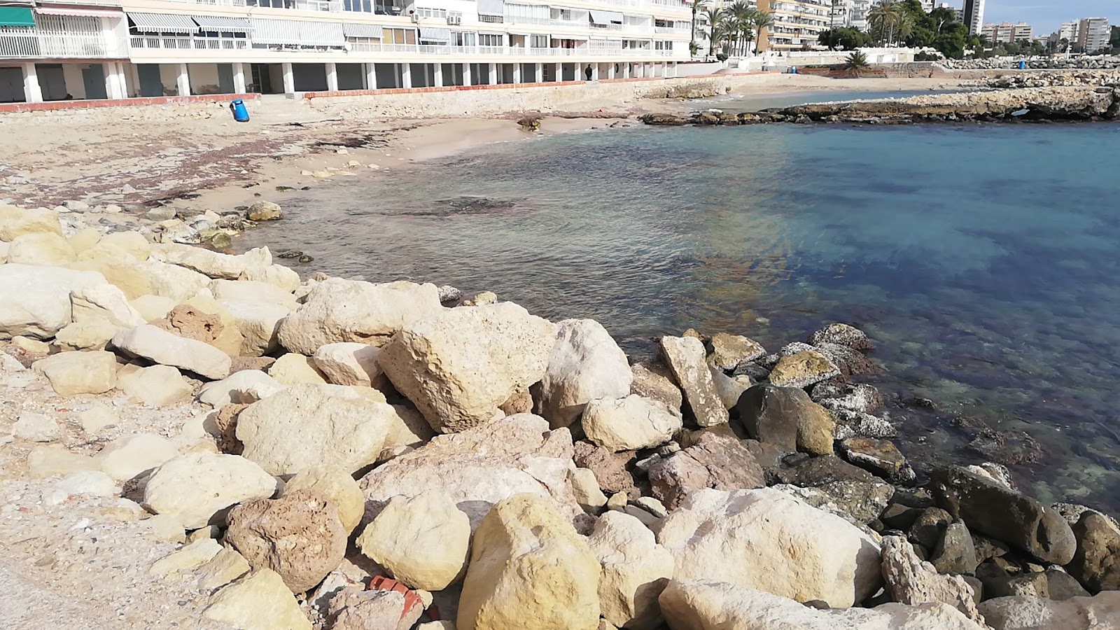 Calas de Alicante的照片 带有小海湾