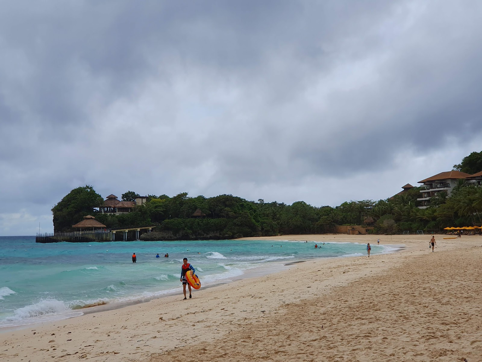 Foto di Punta Bunga Beach circondato da montagne