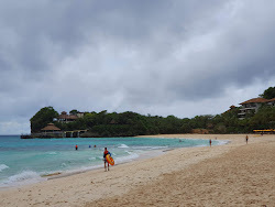 Foto di Punta Bunga Beach circondato da montagne