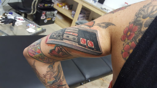 Tattoo Shop «Under the Gun Tattoo Studio», reviews and photos, 3998 Alum Creek Dr, Columbus, OH 43207, USA