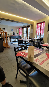 Atmosphère du Restaurant - Traiteur de la Mairie - Beaumesnil à Mesnil-en-Ouche - n°5