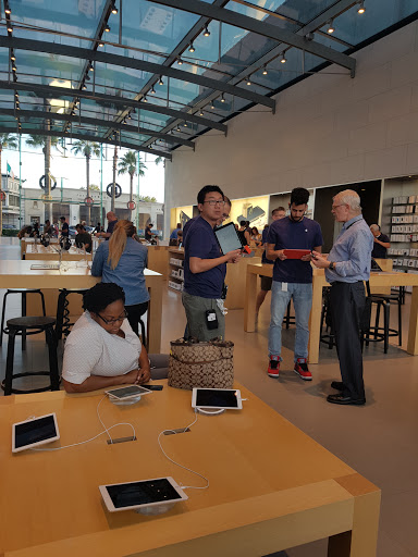 Computer Store «Apple Highland Village», reviews and photos, 4012 Westheimer Rd, Houston, TX 77027, USA