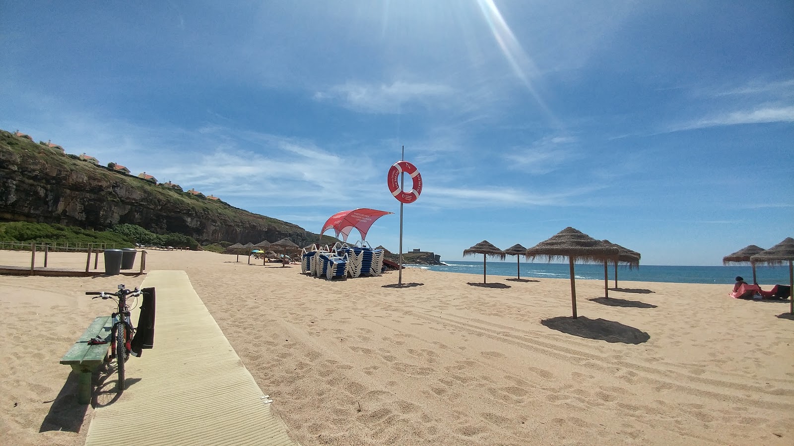 Foto van Praia de Sao Lourenco ondersteund door kliffen