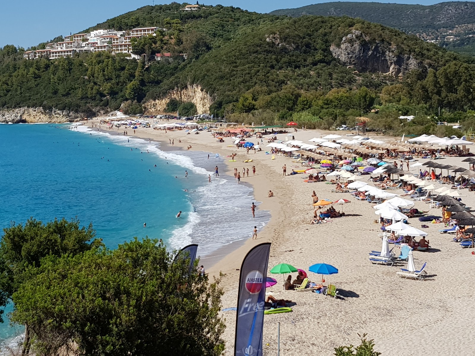 Foto de Karavostasi beach - lugar popular entre os apreciadores de relaxamento
