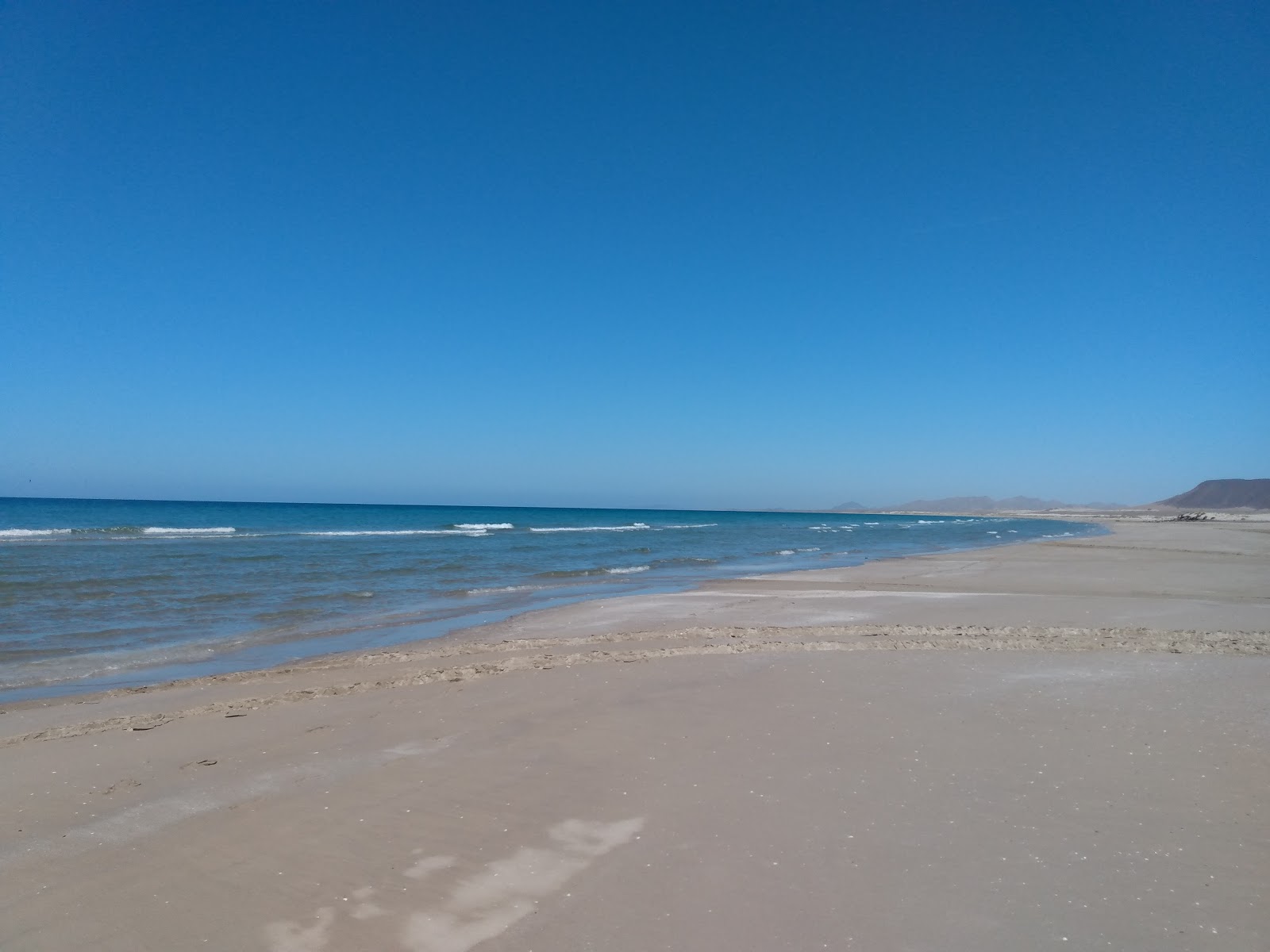 Playa Puerto Lobos的照片 带有细腻的米色沙子表面
