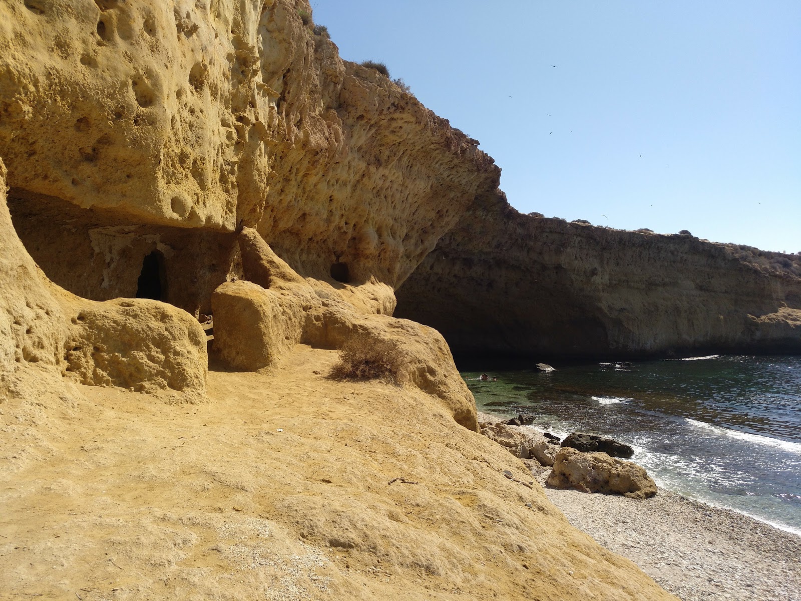 Foto av Cala Blanca beläget i naturområde