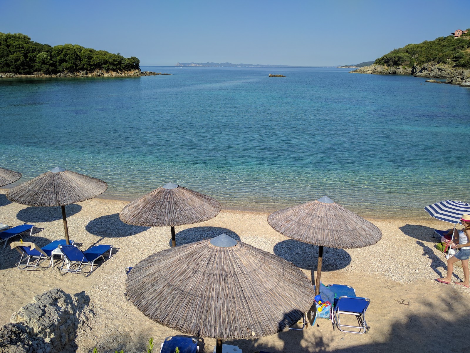 Foto de Agios Paraskevi beach con agua cristalina superficie