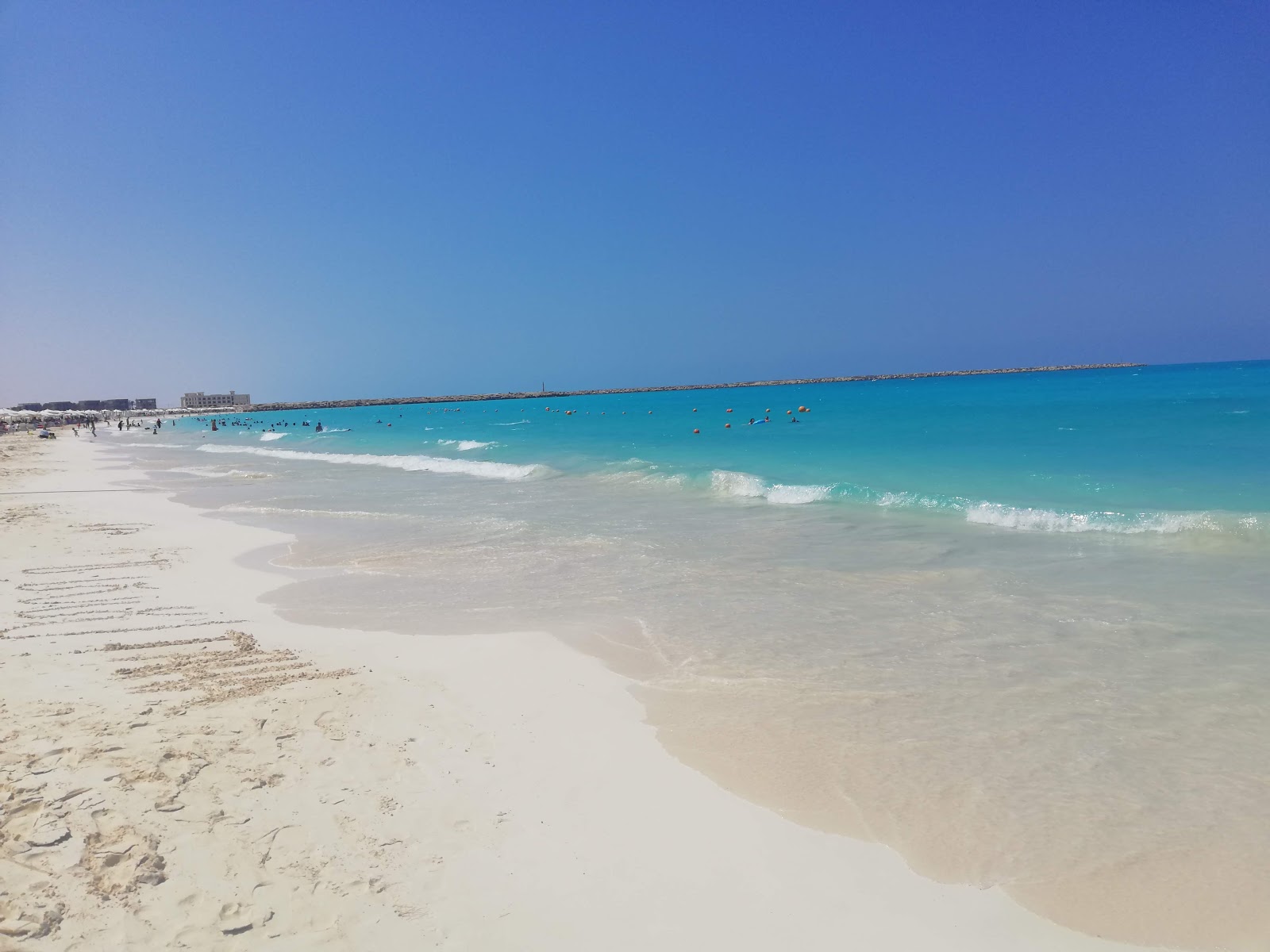 Foto di Matrouh Beach con una superficie del sabbia pura bianca