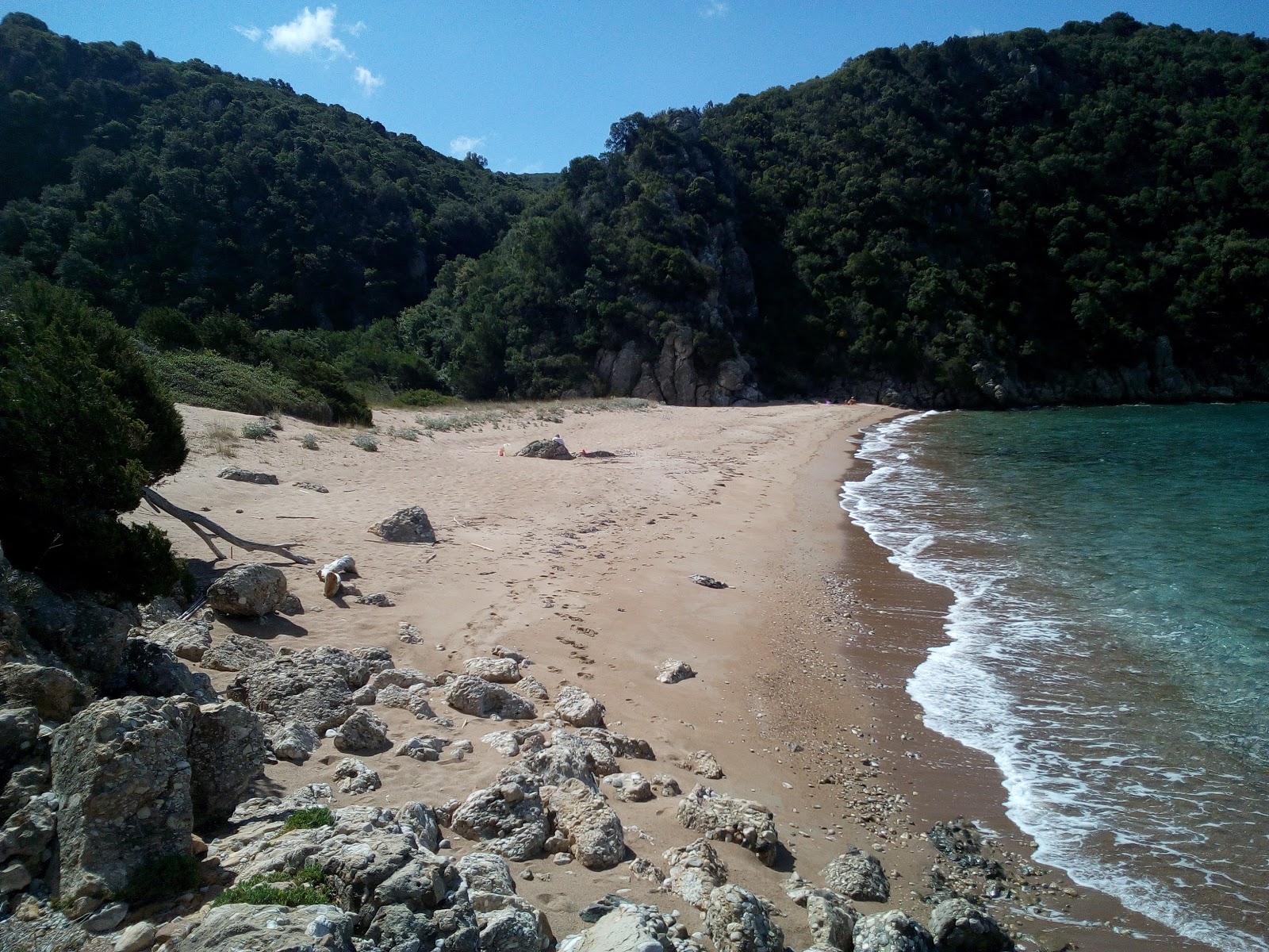 Photo de Kantouni beach avec l'eau cristalline de surface