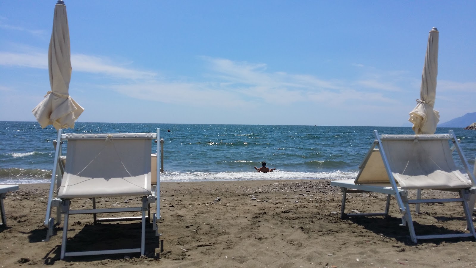 Φωτογραφία του Arechi beach II με γκρίζα άμμος και βότσαλο επιφάνεια