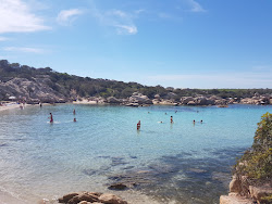 Foto di Spiaggia di Cala Serena circondato da montagne