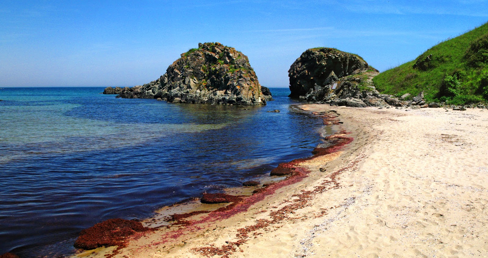 Foto av Plage Silistar omgiven av berg