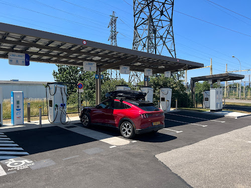 Borne de recharge de véhicules électriques TotalEnergies Charging Station Illzach