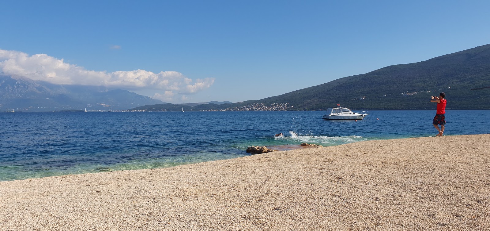 Pepilon & Colorna'in fotoğrafı plaj tatil beldesi alanı