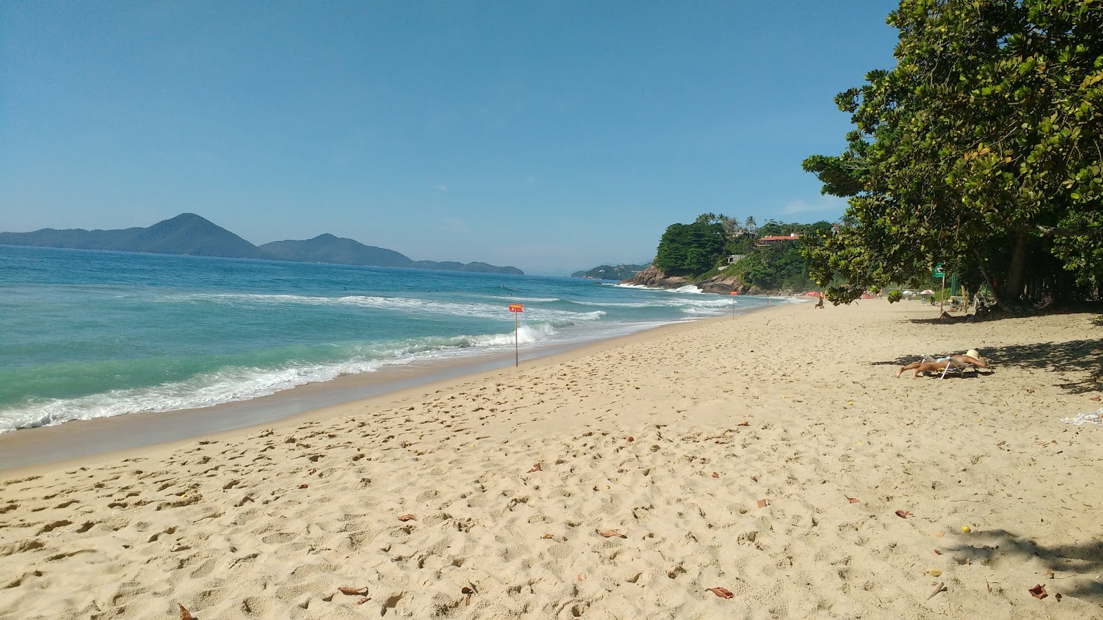 Fotografija Plaža Vermelha z svetel pesek površino