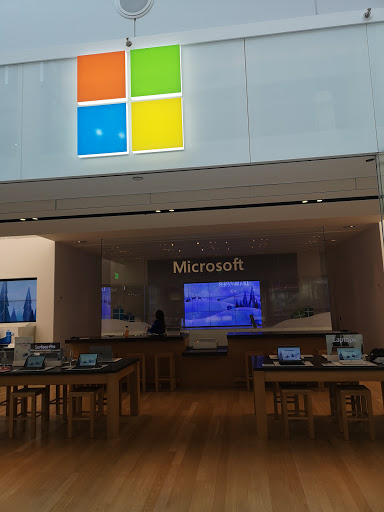 Computer Store «Microsoft Store - Roosevelt Field», reviews and photos, 630 Old Country Rd, Garden City, NY 11530, USA