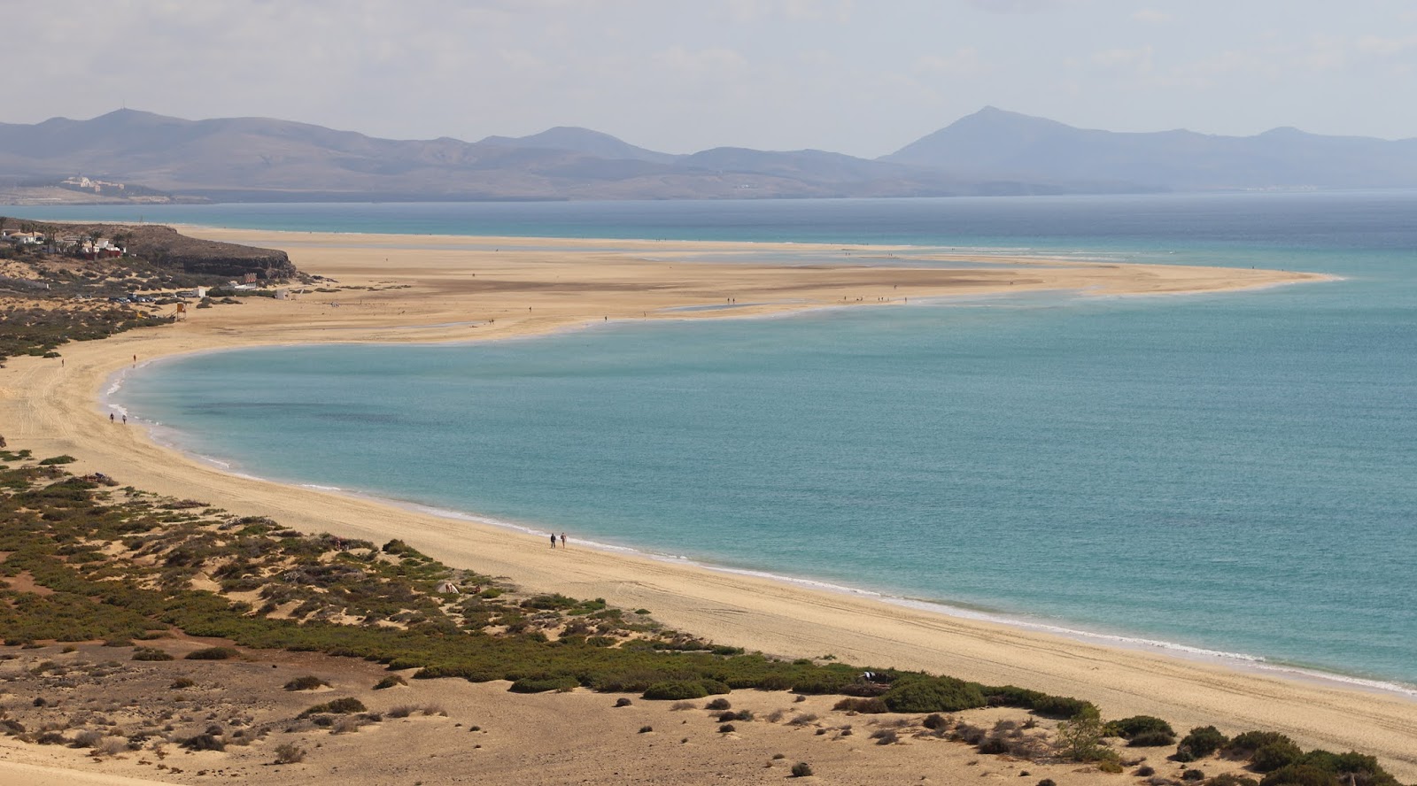 Foto av Playa de Sotavento de Jandia med lång rak strand