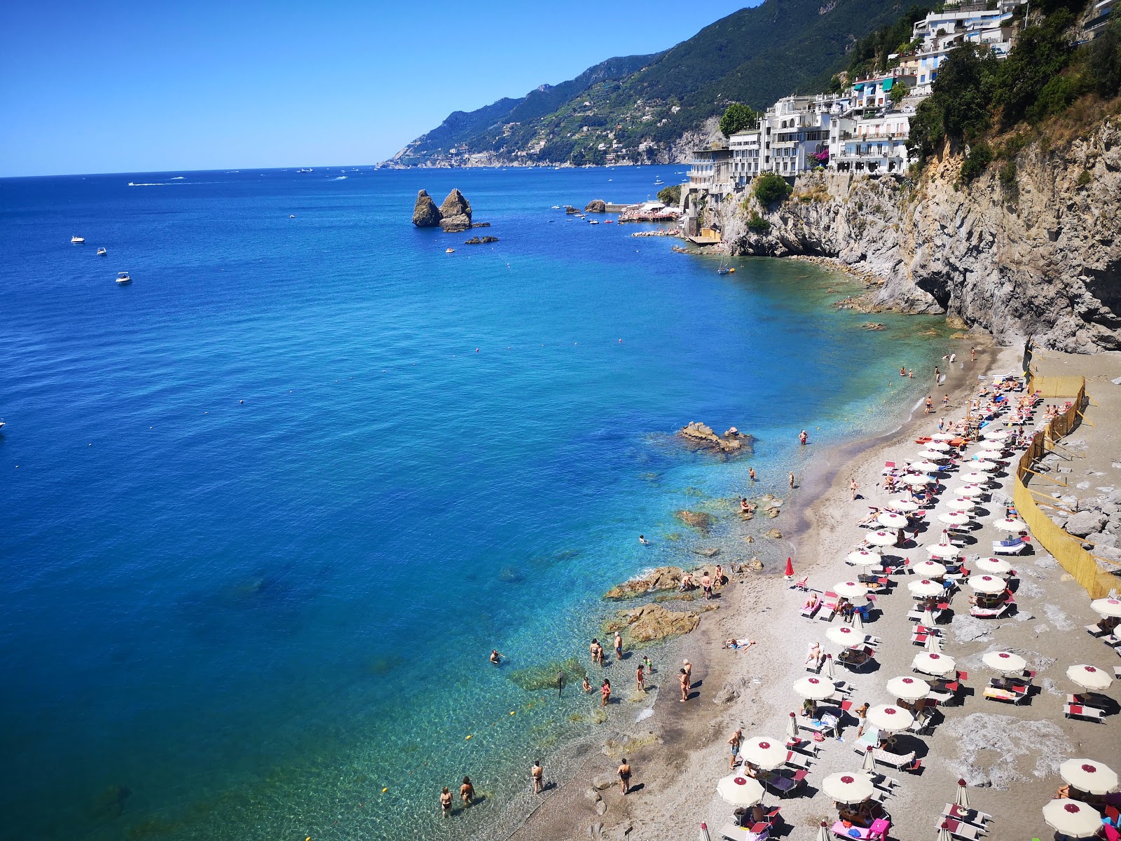 Φωτογραφία του Crestarella beach με καφέ άμμος επιφάνεια