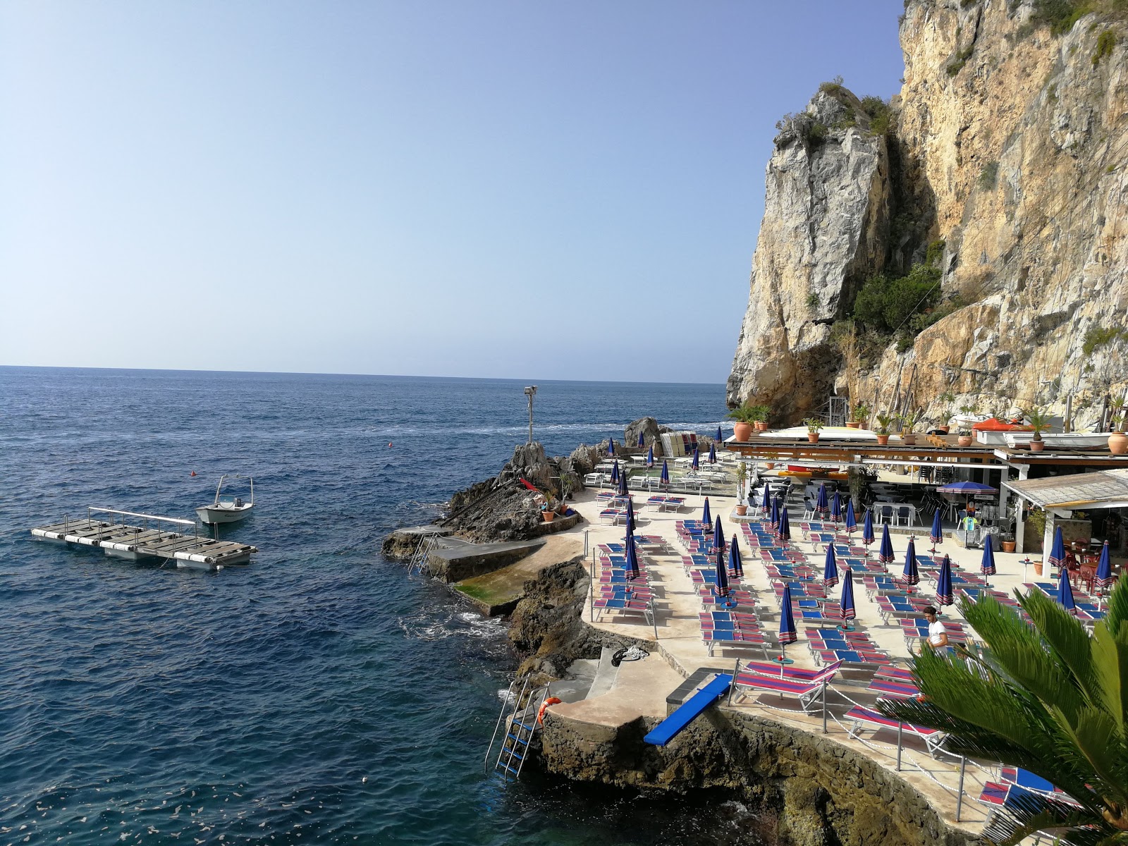 Foto av Lido Capo di Conca omgiven av klippor