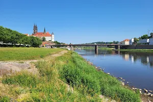 Parkplatz, Eisenbahnbrücke image