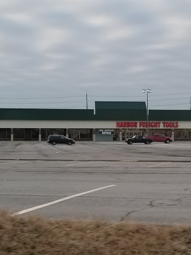 Shopping Mall «Southland Terrace Shopping Center», reviews and photos, 3971 7th Street Rd, Louisville, KY 40216, USA