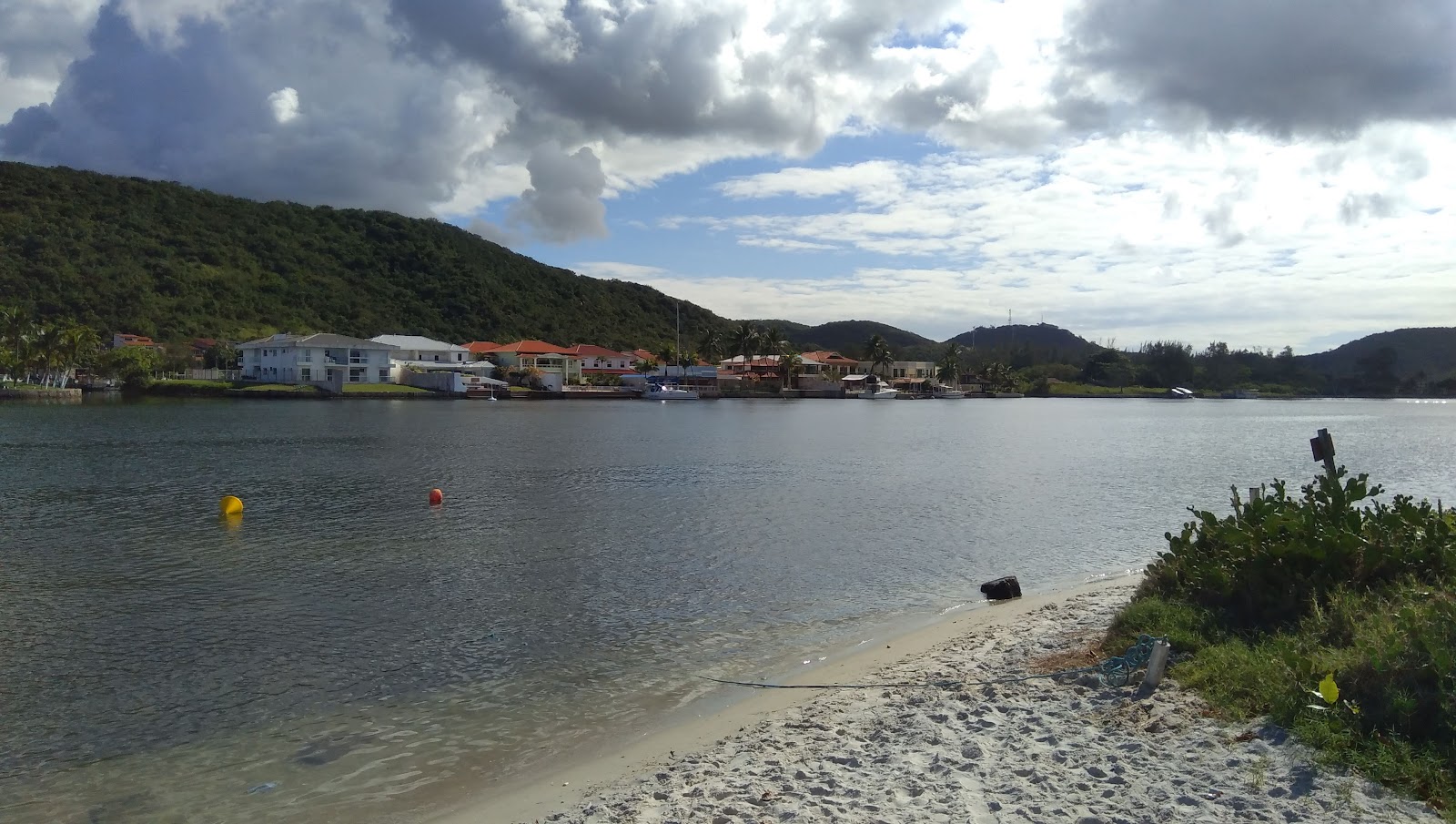 Foto von Praia de Sao Bento und die siedlung