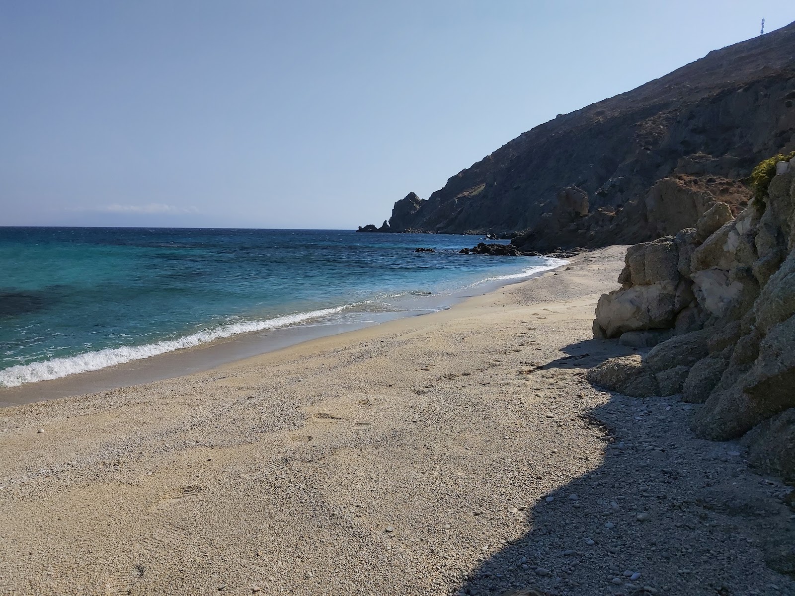 Photo de Karapetis Beach protégé par des falaises