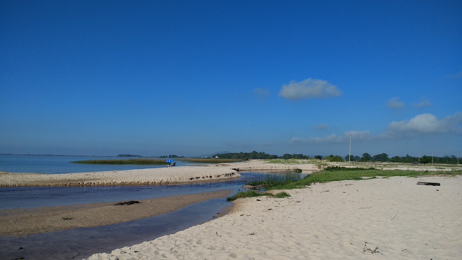 Photo de Varzinha Beach avec l'eau turquoise de surface