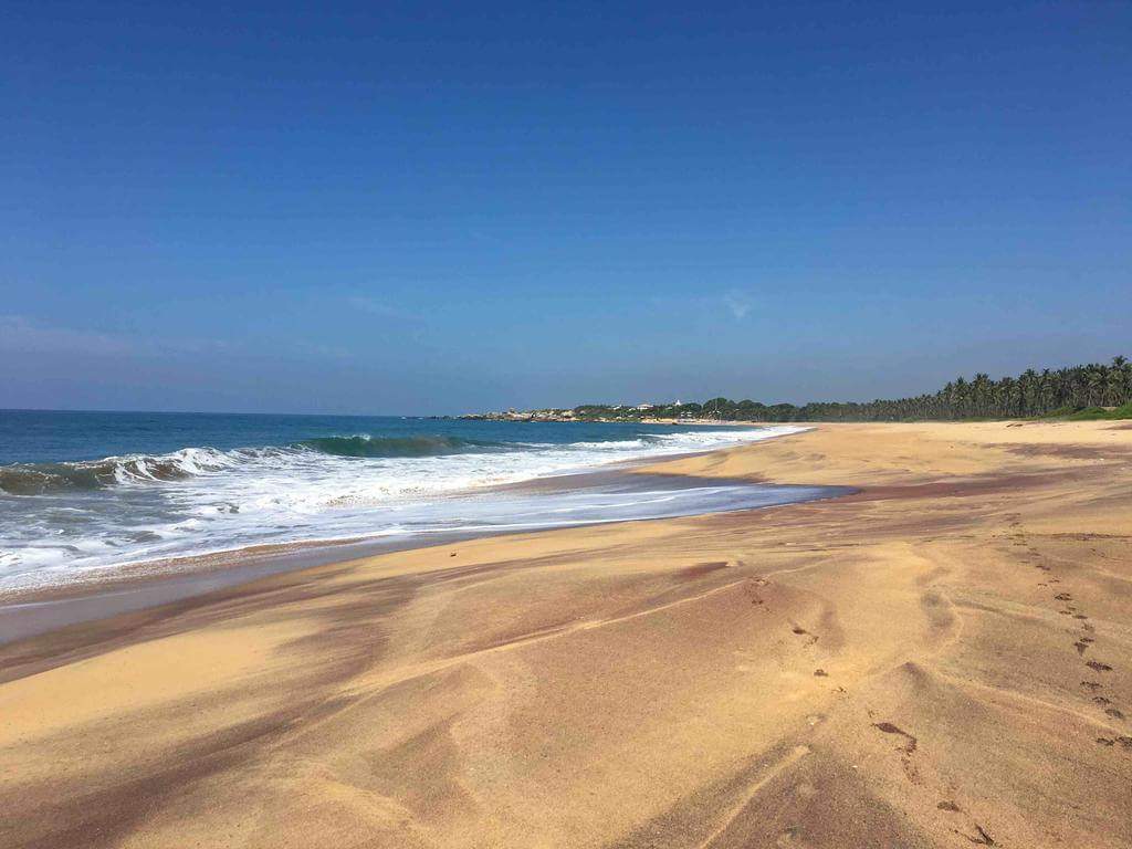 Foto von Godawaya Beach mit beiger sand Oberfläche