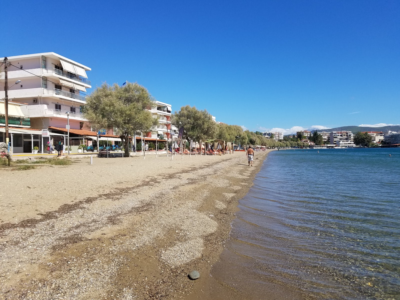 Φωτογραφία του Lafkandi beach με μαύρη άμμος και βότσαλα επιφάνεια
