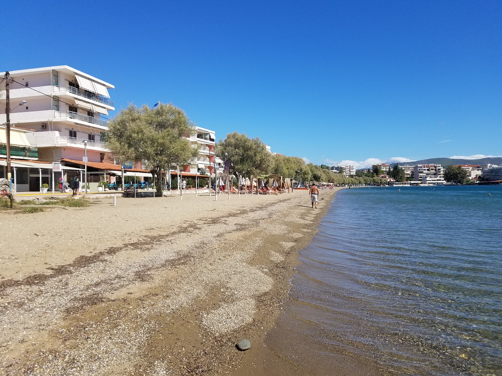 Foto de Lafkandi beach con arena/guijarros negro superficie