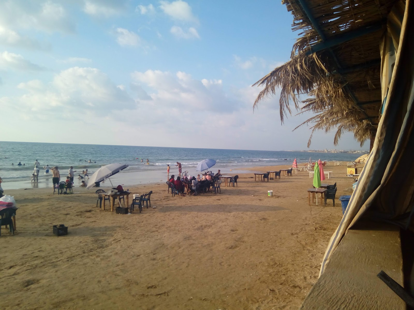 Ghazieyeh beach的照片 带有碧绿色水表面