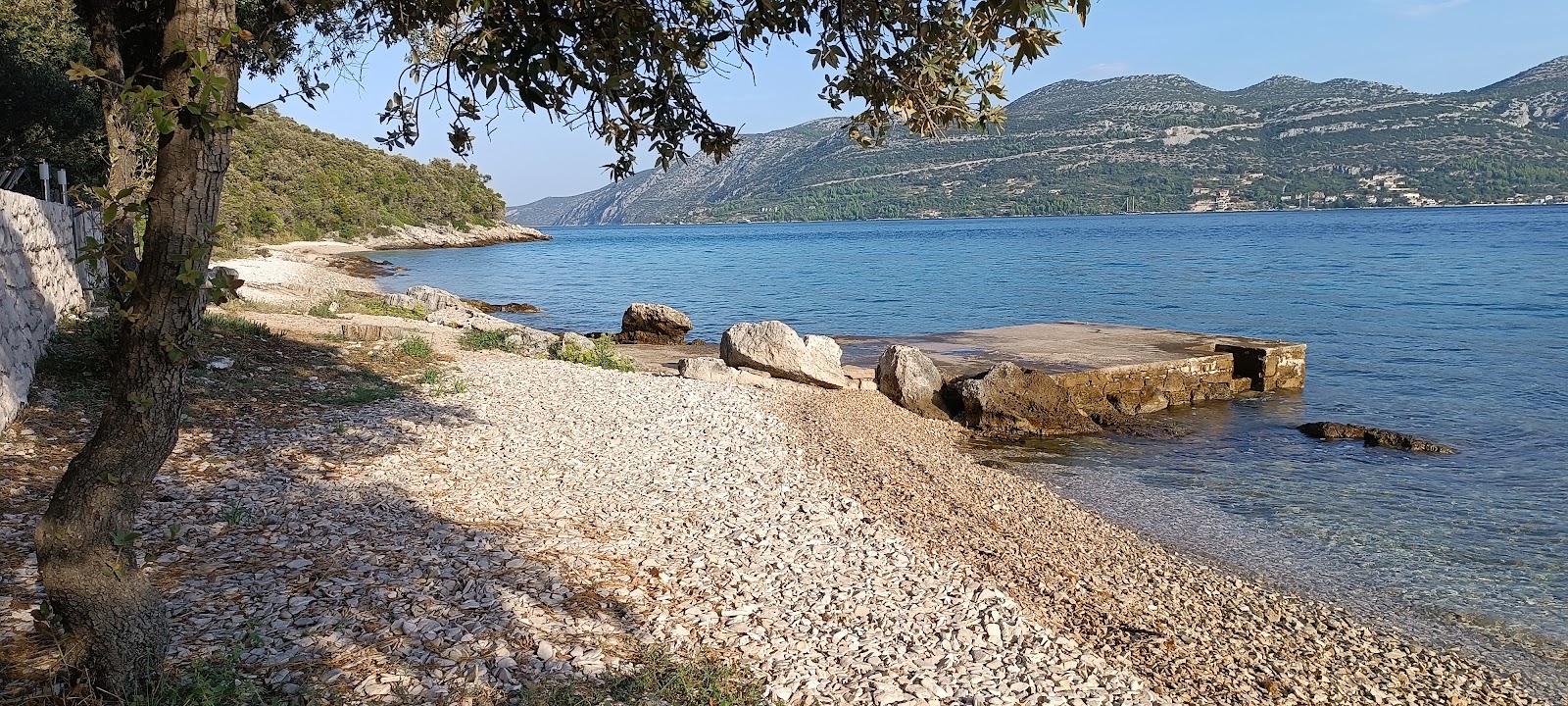 Zdjęcie Beach Tri Zala, Korcula z powierzchnią teren skalisty