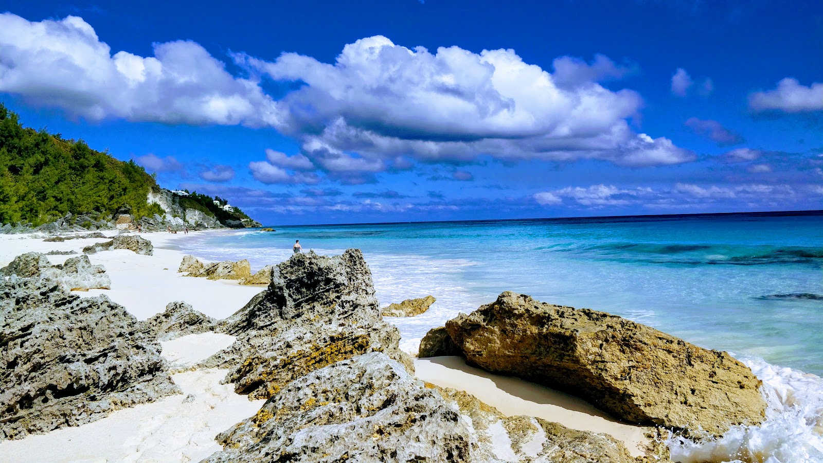 Foto de Marley Beach com areia fina e brilhante superfície