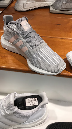 Sportswear Store «Champs Sports», reviews and photos, 90-15 Queens Blvd, Elmhurst, NY 11373, USA