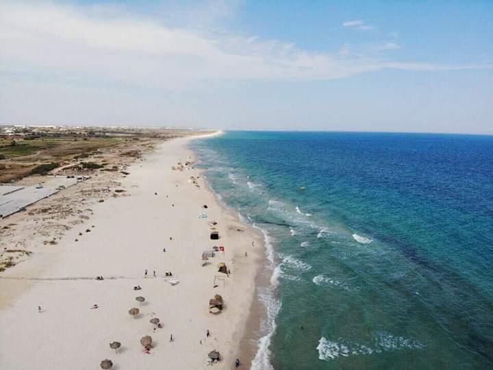 Foto van Menzel Or beach met recht en lang