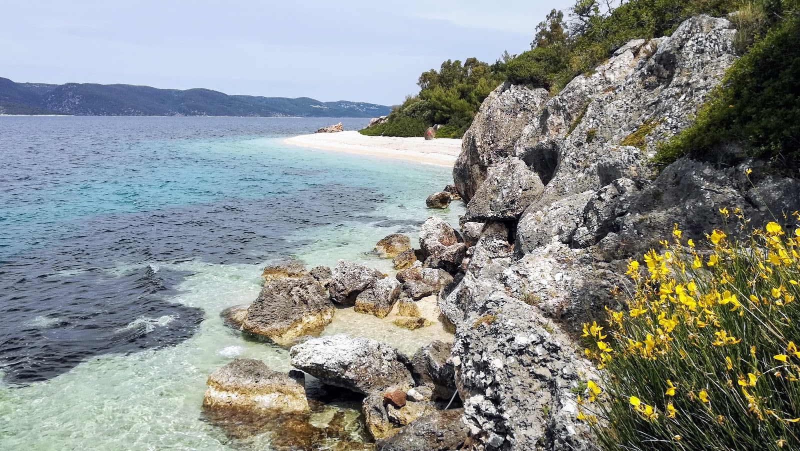 Foto von Aspros Gialos II Strand und seine wunderschöne Landschaft