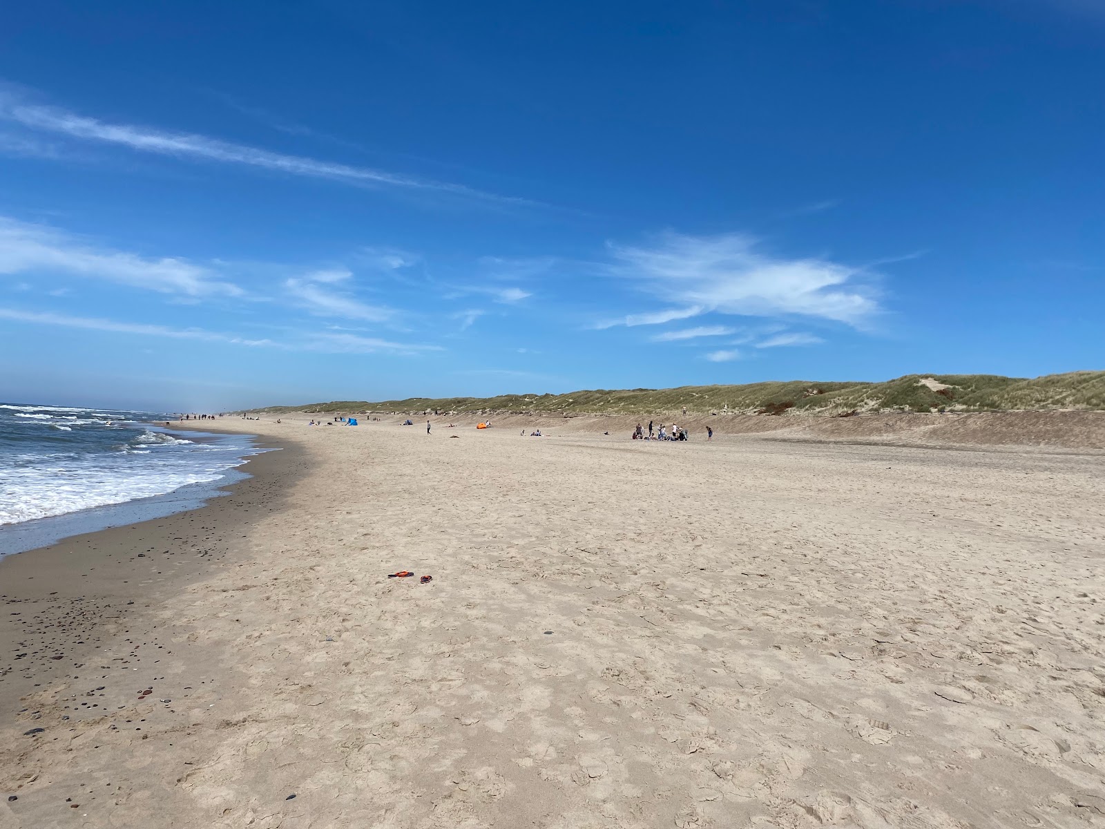Foto de Sondervig Beach com areia brilhante superfície