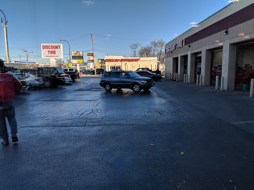 Tire Shop «Discount Tire Store - Oak Lawn, IL», reviews and photos, 6635 95th St, Oak Lawn, IL 60453, USA