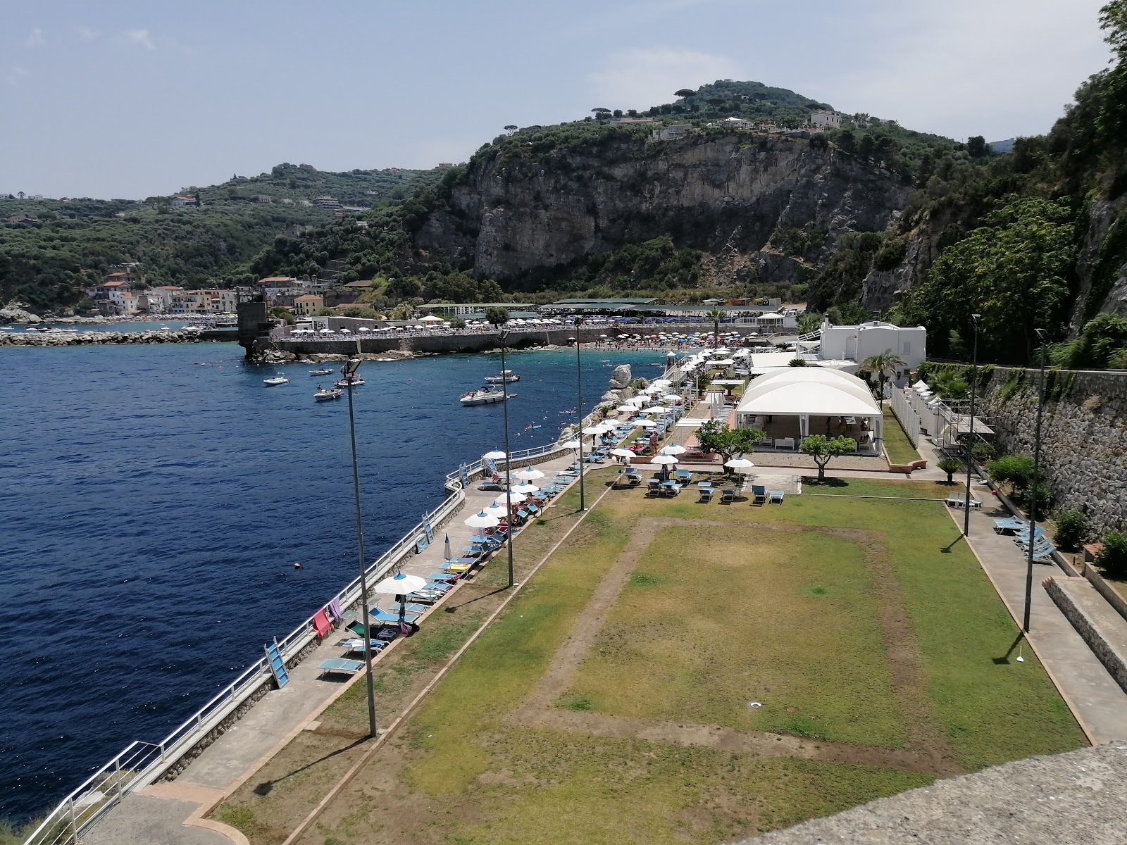 Cala di Puolo'in fotoğrafı dağlarla çevrili