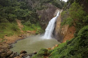 Kuda Dunhinda Waterfall image