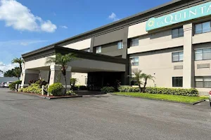 La Quinta Inn & Suites by Wyndham Orlando South image