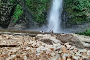 Wli Agumatsa Waterfalls image