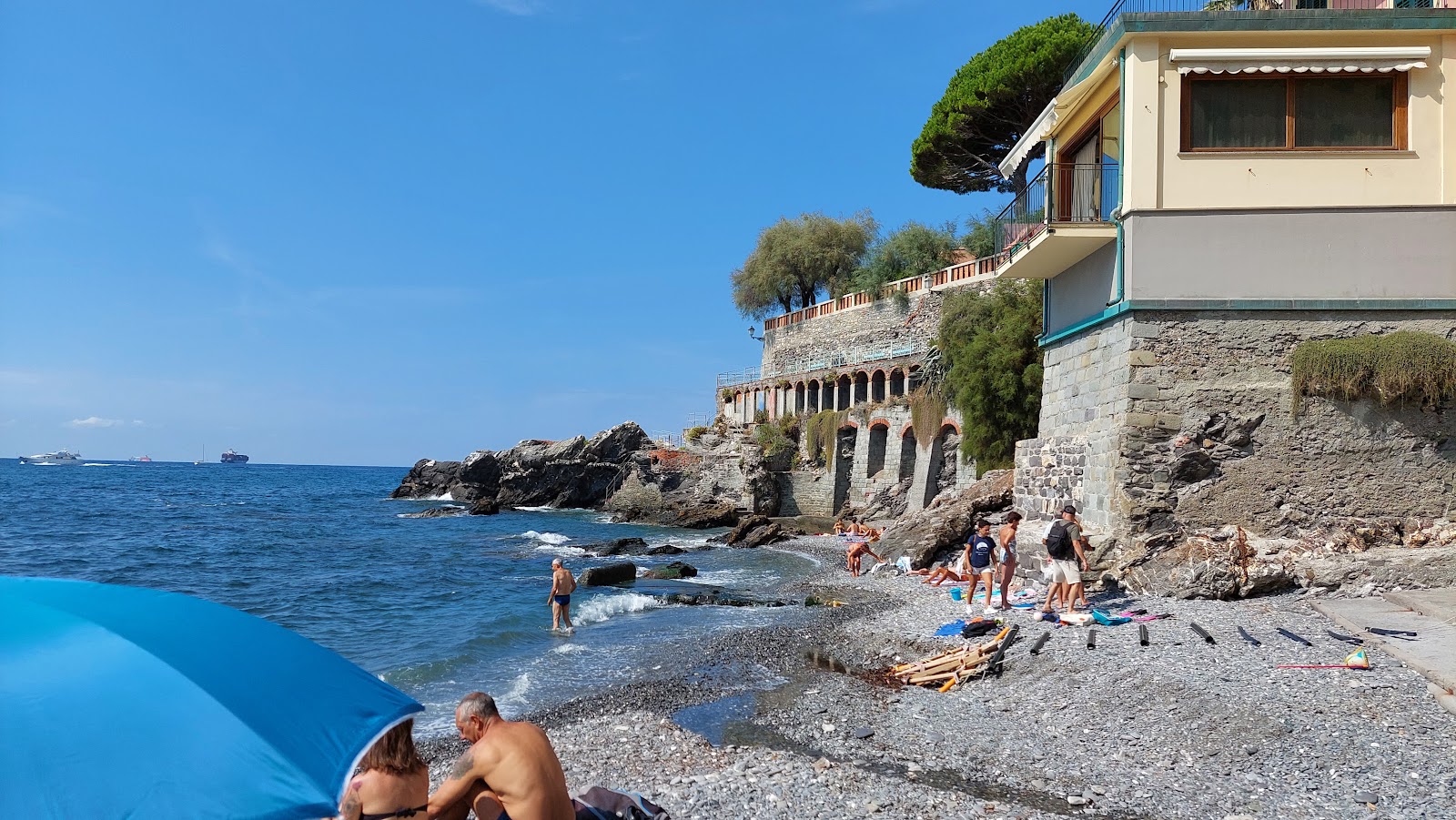 Valokuva Spiaggia Pubblica Capolungoista. pinnalla sininen puhdas vesi:n kanssa